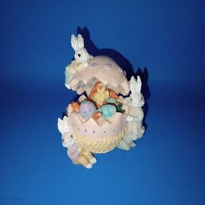 Ceramic Easter Egg Hinged Diorama Bunnies & Chicks w Carrots & Small Easter Eggs